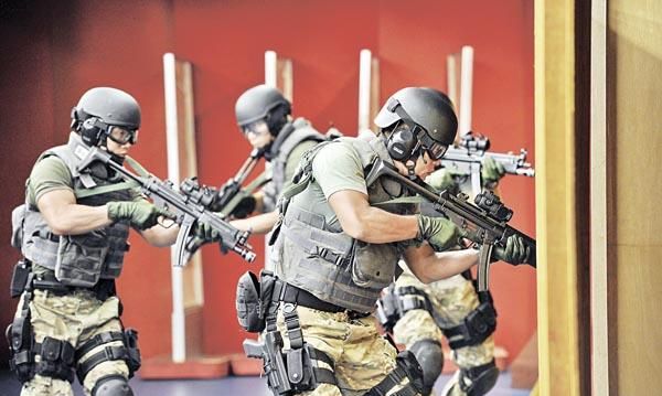 特勤队2，港剧《叛逃》和电影《赤道》中的香港CTRU反恐特勤队图19